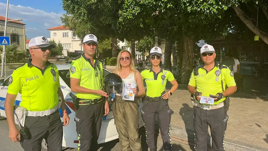 Milas İlçe Emniyet Müdürlüğü Trafik Denetleme Büro Amirliği, Kasksız Motosiklet Sürücülerine Kask Hediye Etti