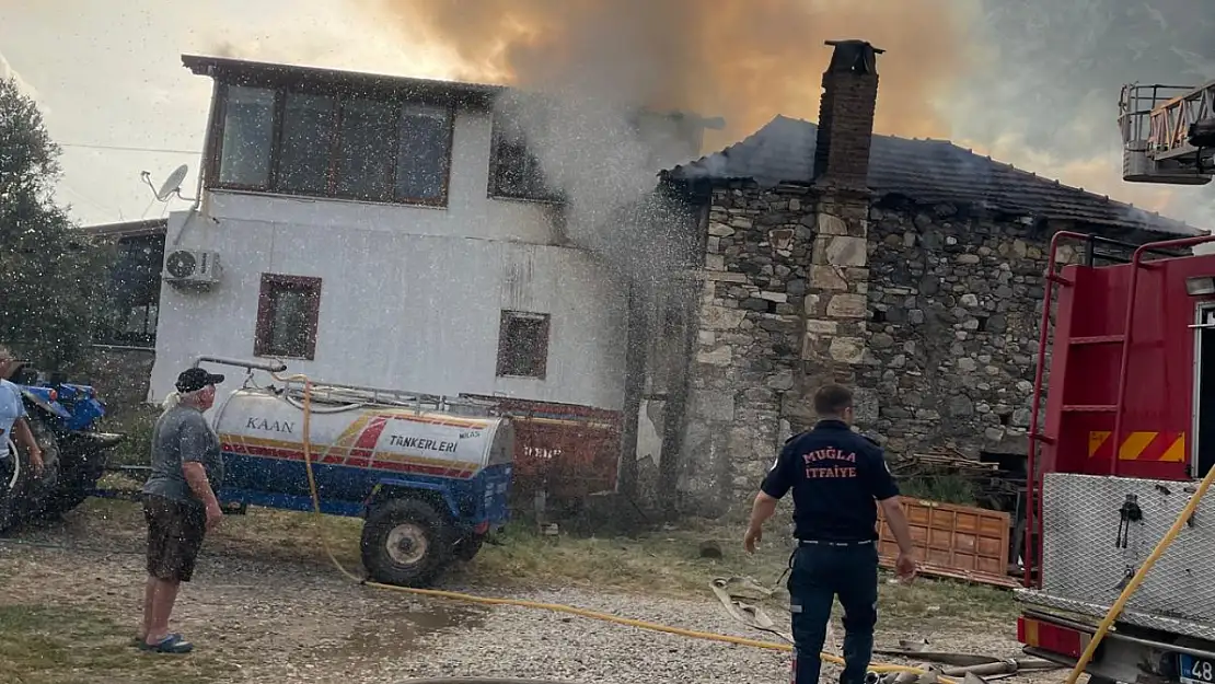Milas'ın Ören Mahallesi'nde Ev Yangını: İki Ev Kullanılamaz Hale Geldi