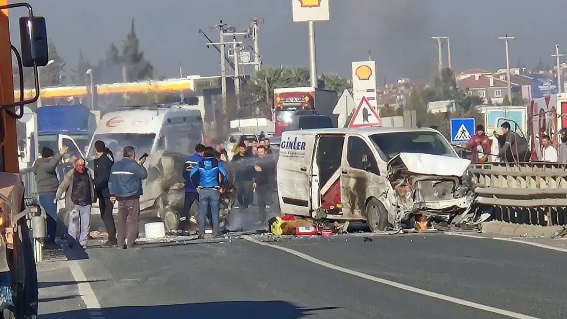 Milas-Muğla Karayolunda Korkutan Kaza: 3 Araç Birbirine Girdi, 1'i Ağır 7 Yaralı