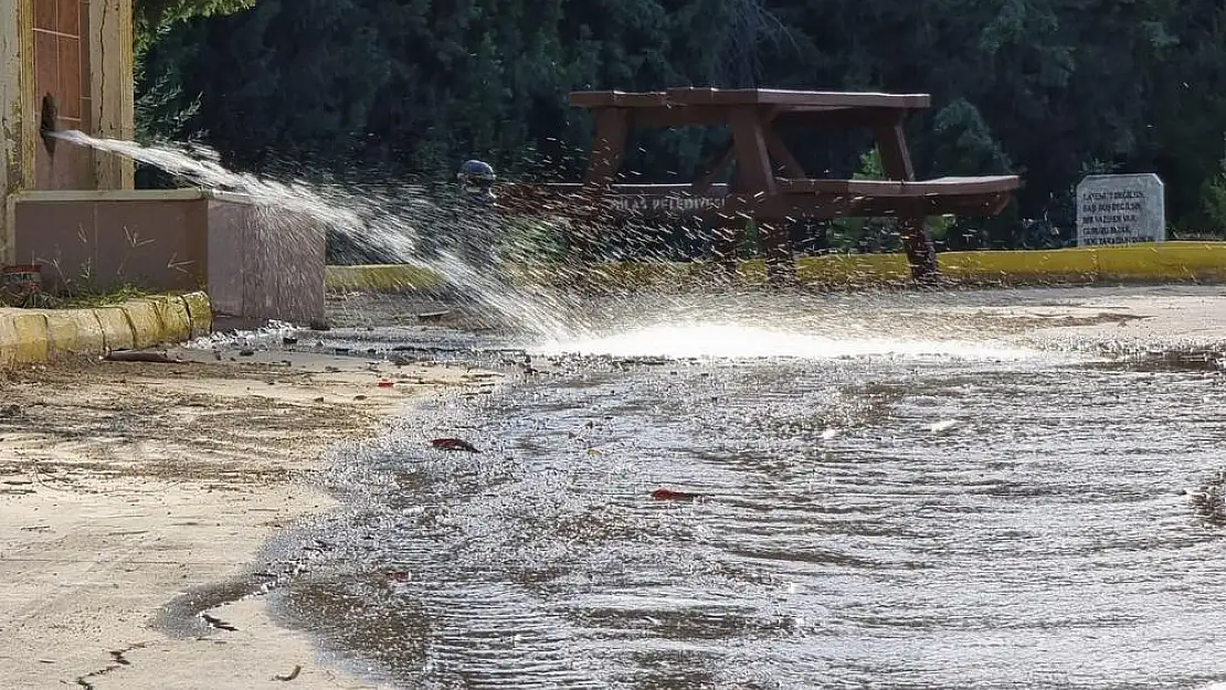 Milas Şehir Mezarlığı Kaderine Terk Edilmiş Durumda Tonlarca Su Boşa Aktı