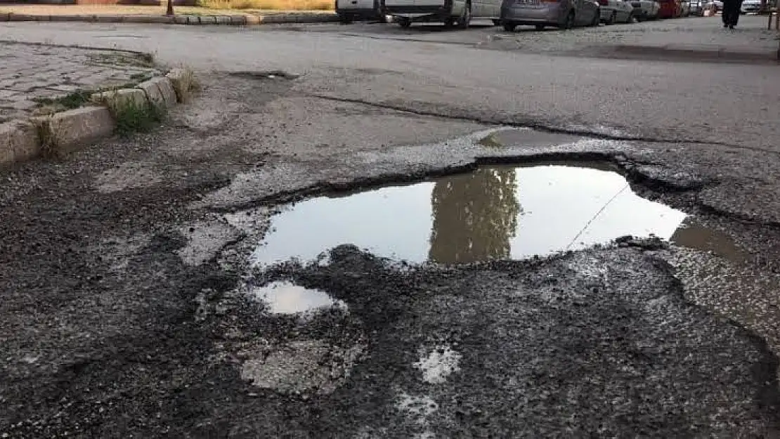 Milas Sokaklarındaki Bozuk Yollar Turistleri ve Yerel Halkı Mağdur Ediyor