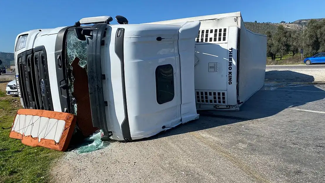 Milas-Söke Karayolunda Balık Yüklü TIR Devrildi: 1 Kişi Yaralandı