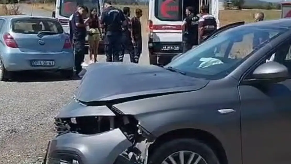 Milas'ta 2 otomobil kafa kafaya çarpıştı 2 kişi yaralandı