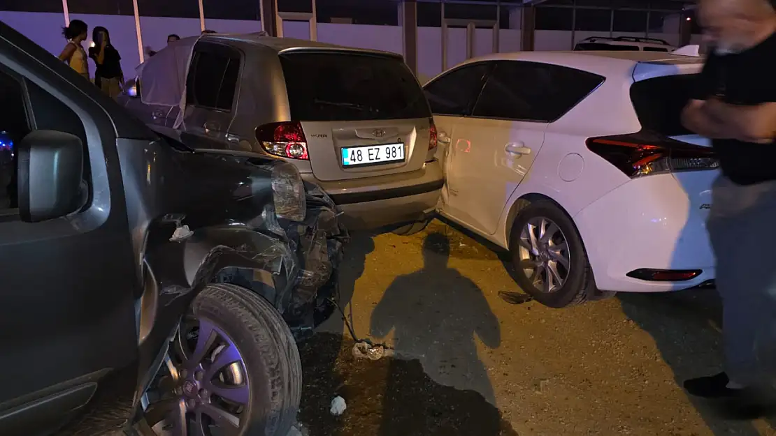 Milas'ta 4 aracın karıştığı kazada ortalık savaş alanına döndü