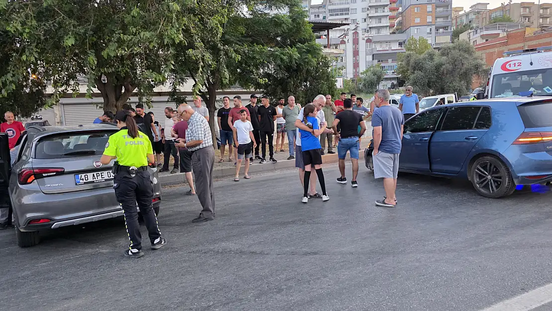 Milas'ta Ara Yoldan Çıkan Araç Seyir Halindeki Otomobile Çarptı: 4 Kişi Yaralandı