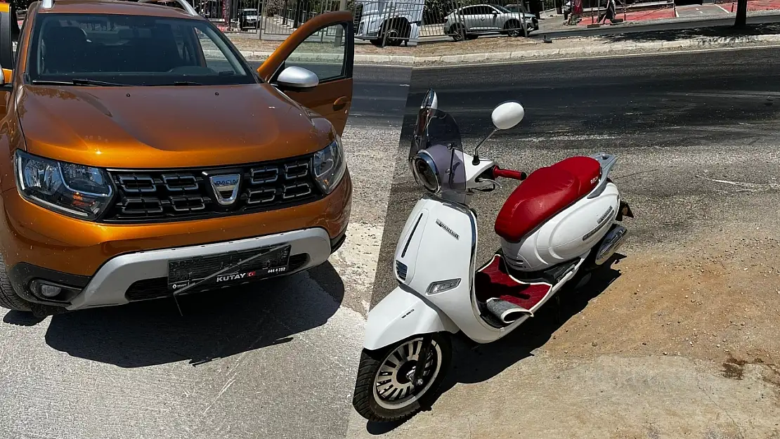 Milas'ta AVM Önünde Otomobil ile Motosiklet Çarpıştı: 1 Kişi Yaralandı