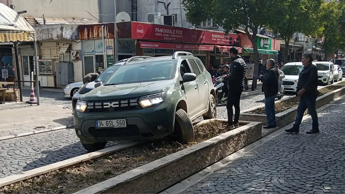 Milas'ta direksiyon hakimiyetini kaybeden sürücü orta refüje çıktı