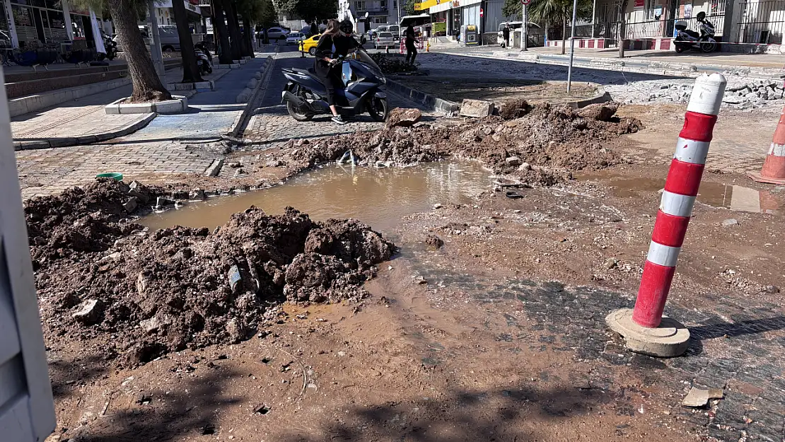 Milas'ta Doğalgaz Çalışmaları Sırasında Patlayan Su Borusu Mahalleyi Çamur İçinde Bıraktı