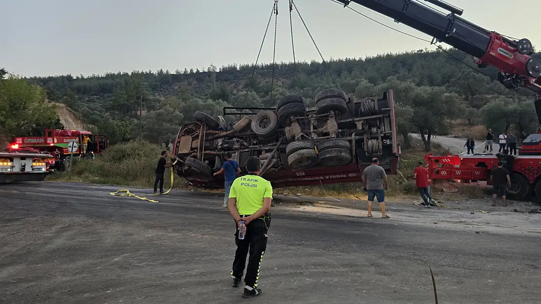 Milas'ta İtfaiye Kamyonu ile Minibüs Çarpıştı: 4'ü Ağır 10 Yaralı