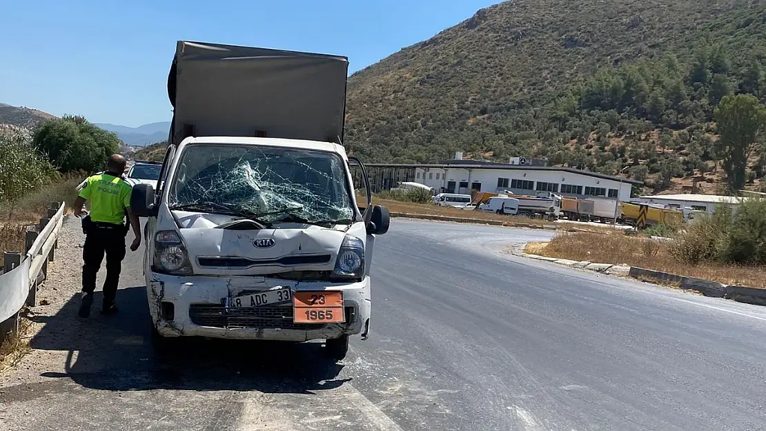 Milas'ta Kamyonet ile Beton Mikseri Çarpıştı: 2 Yaralı