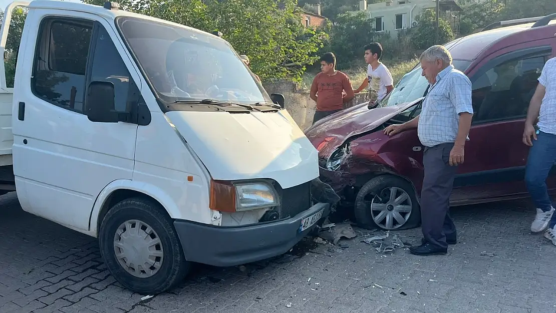 Milas'ta kamyonet ve otomobil kafa kafaya çarpıştı: 4 kişi yaralandı