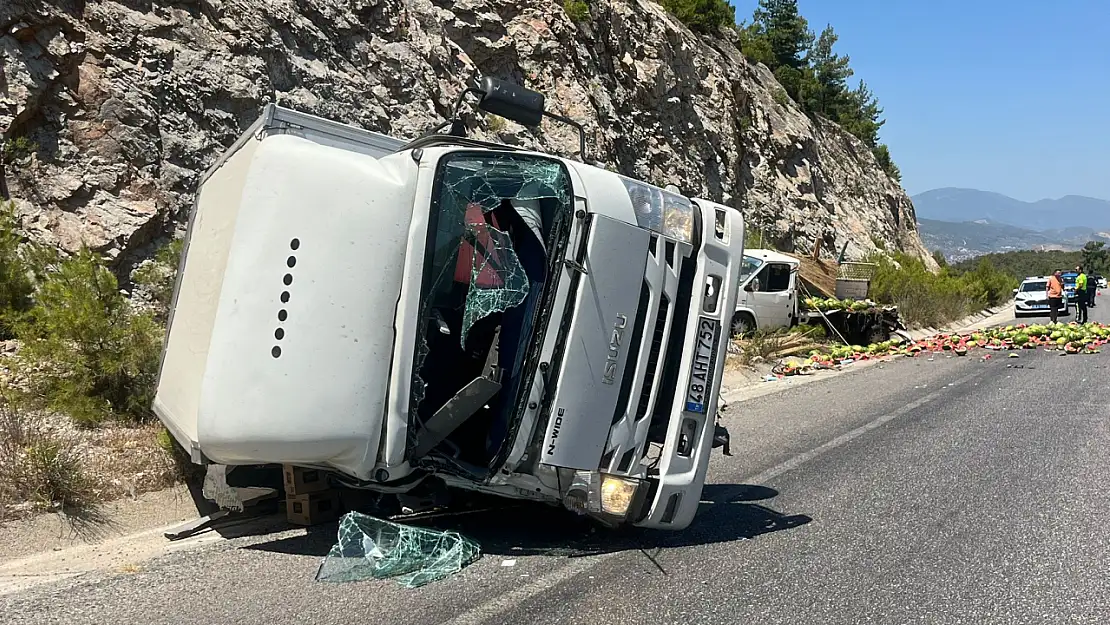 Milas'ta Karpuz Yüklü Kamyonetle Kapalı Kasa Araç Çarpıştı: 2 Yaralı