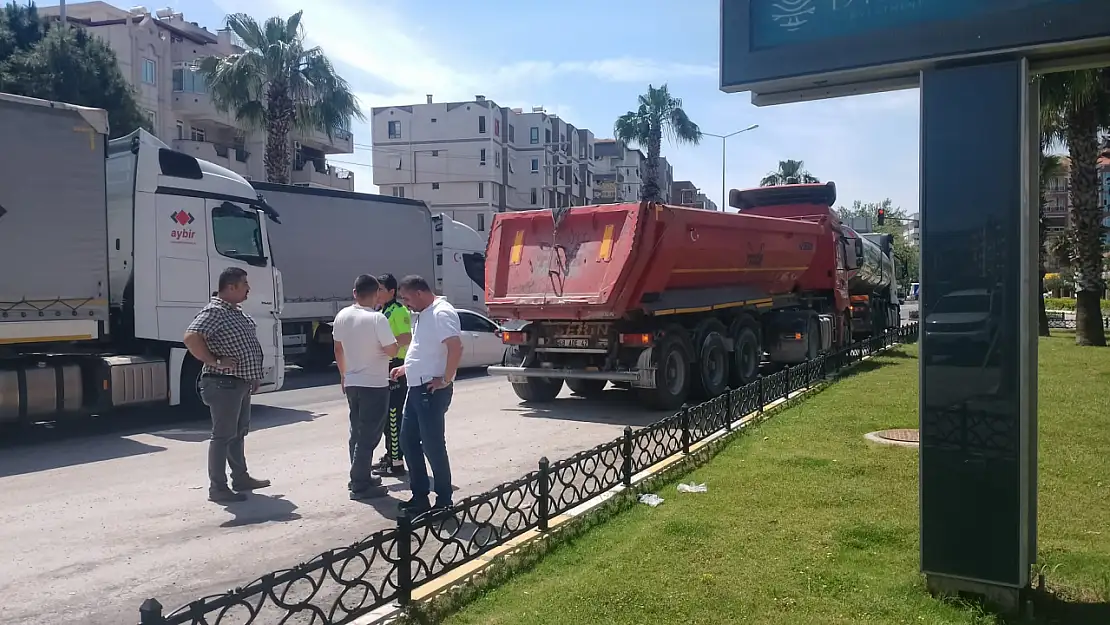 Milas'ta kavşakta talihsiz kaza: Tır ayağının üzerinden geçti