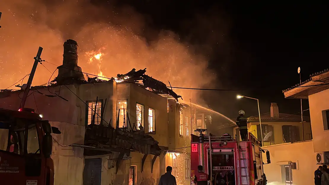 Milas'ta Kolonya ile Başlayan Yangın: İki Ev Kül Oldu, 6 Kişi Son Anda Kurtuldu