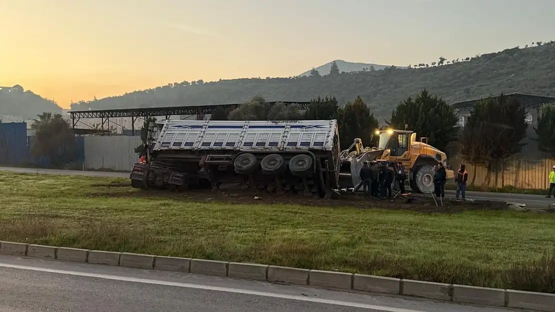 Milas'ta Kömür Yüklü TIR Refüje Çıktı: Ekipler Müdahale Etti