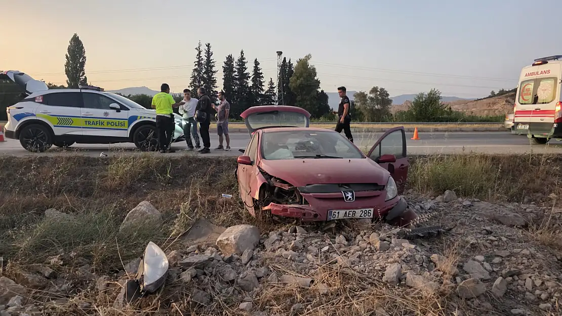Milas'ta kontrolden çıkan araç şarampole savruldu: 2 kişi yaralandı