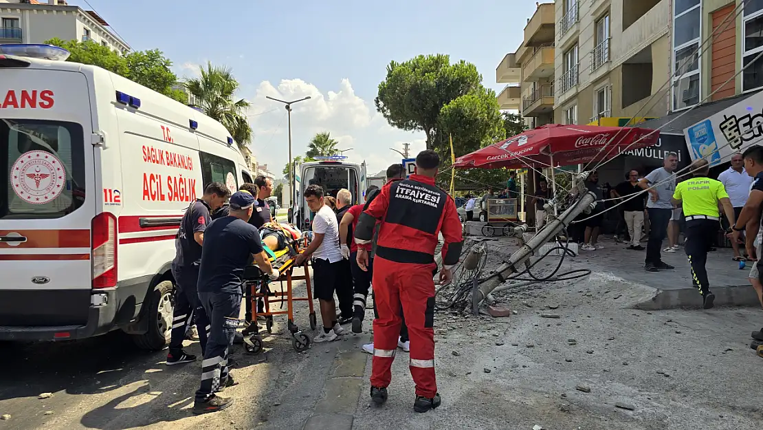 Milas'ta Kontrolden Çıkan Otomobil Dükkana Daldı: 2 Kişi Yaralandı