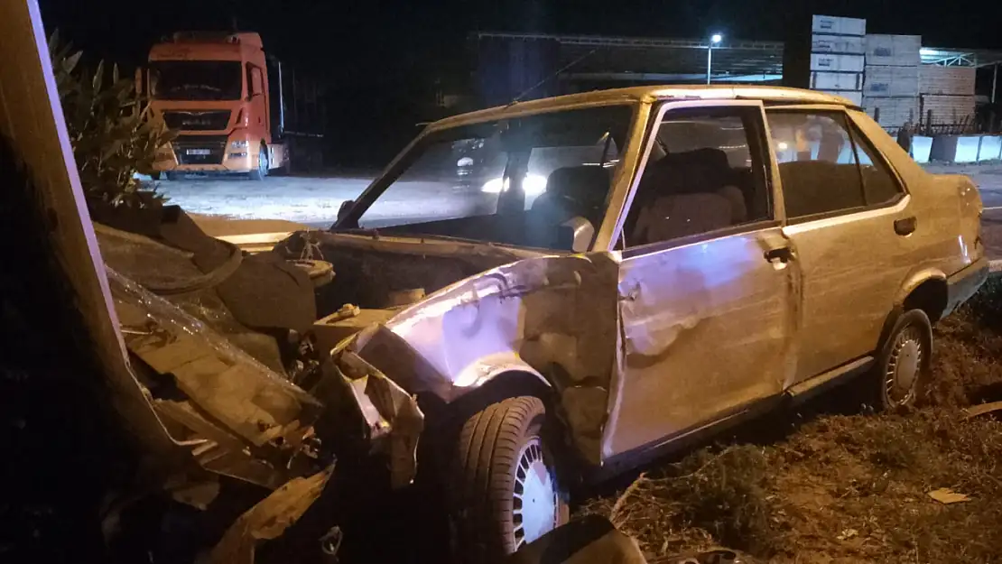 Milas'ta kontrolden çıkan otomobil orta refüje çıktı