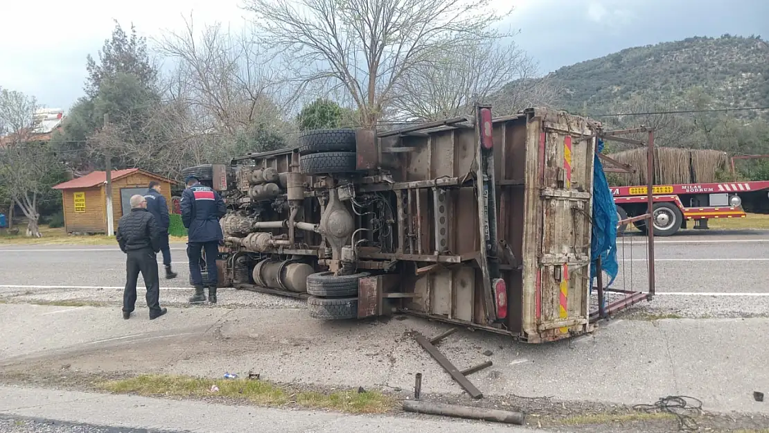 Milas'ta yağış nedeniyle kayganlaşan yolda kamyon devrildi