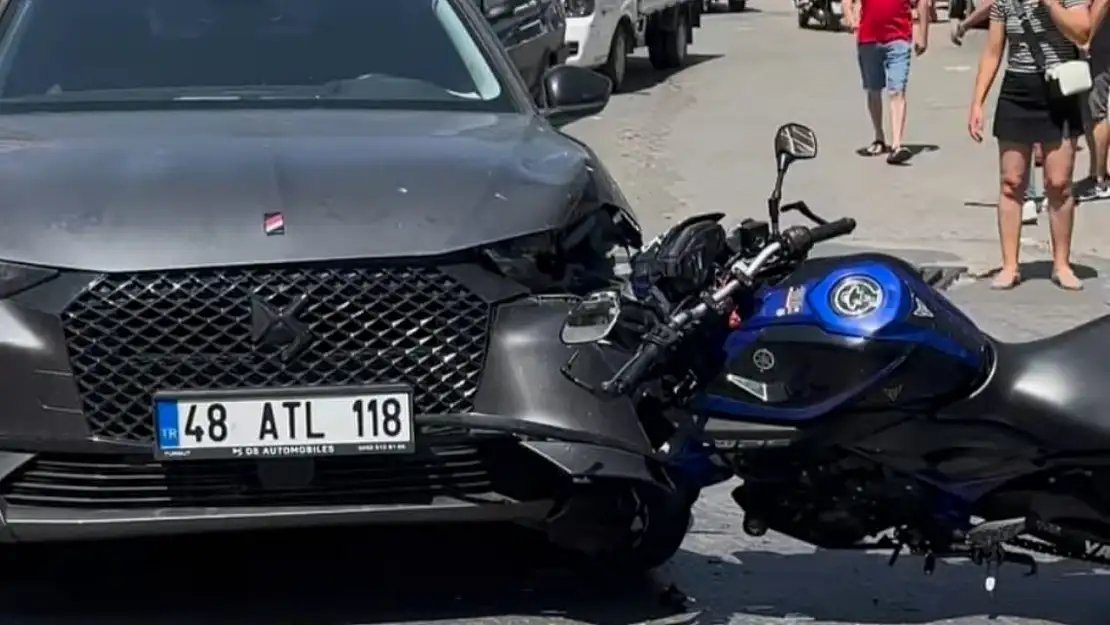 Milas'ta korkutan kaza: Motosiklet otomobile ok gibi saplandı