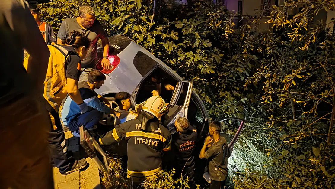 Milas'ta korkutan kaza: Otomobil şarampolde askıda kaldı 2 kişi yaralandı
