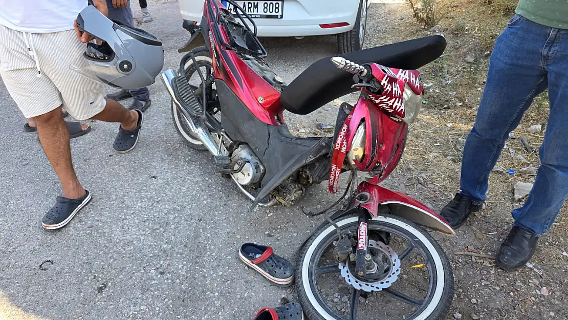 Milas'ta Minibüs ile Motosiklet Çarpıştı: Başhekim İlk Müdahaleyi Yaptı
