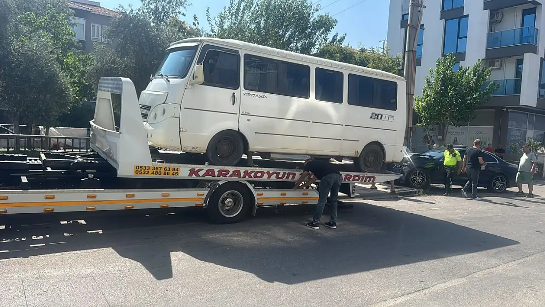 Milas'ta Minibüs ile Otomobil Çarpıştı: 1 Yaralı