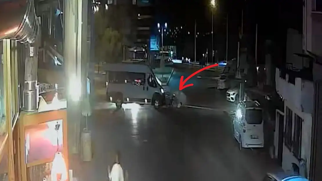 Milas'ta minibüs motosiklete çarptı: 16 yaşındaki sürücünün parmakları kırıldı