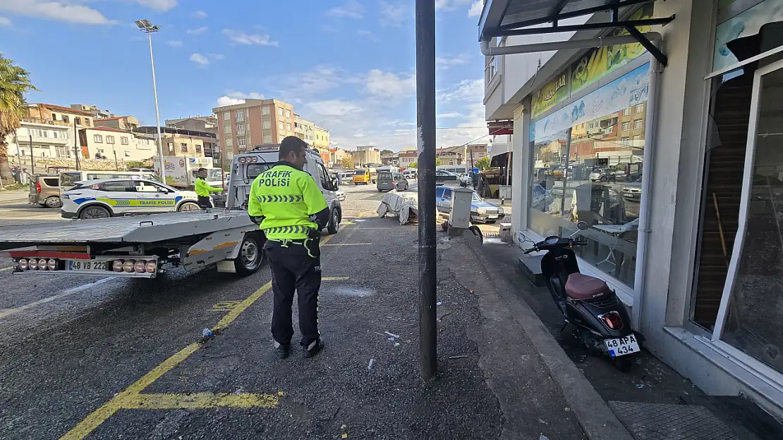 Milas'ta Motosiklet Kazası: İşletmenin Camlarına Çarparak Yaralandı