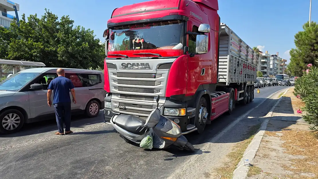Milas'ta Orta Refüjden Geçmeye Çalışan Motosiklet Tırla Çarpıştı