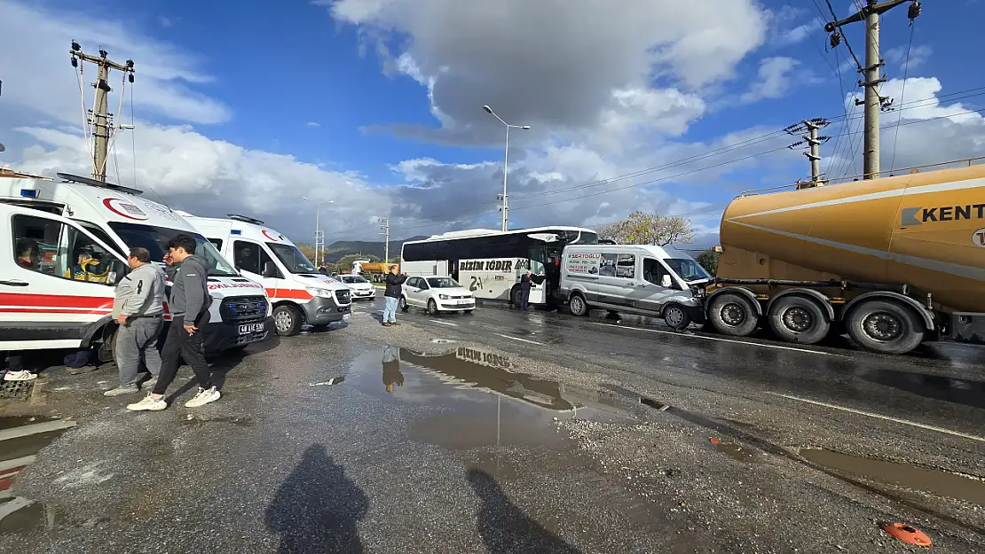 Milas'ta Otobüs, Tır, Minibüs ve Otomobilin Karıştığı Zincirleme Kazada 1 Kişi Yaralandı...