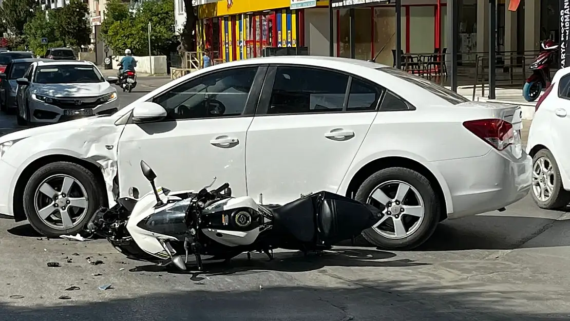 Milas'ta Otomobil ile Motosiklet Çarpıştı: 1 Yaralı