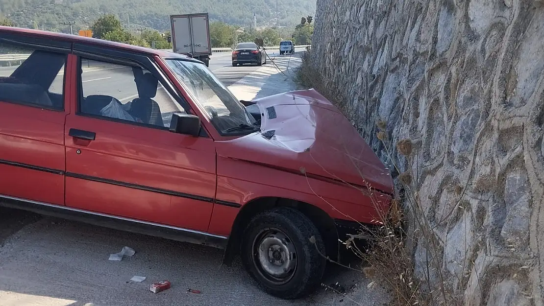 Milas'ta Otomobil İstinat Duvarına Çarptı: İki Kişi Yaralandı
