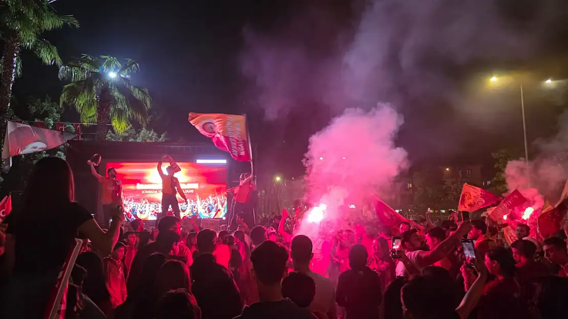 Milas'ta sarı kırmızı gece: Atapark'ta binler Galatasaray için toplandı