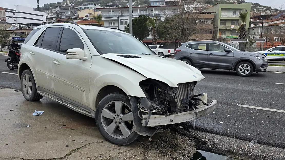 Milas'ta Şaşırtan Kaza! Park Halindeki Araç Aniden Yola Çıktı, TIR ile Çarpıştı: 1 Yaralı