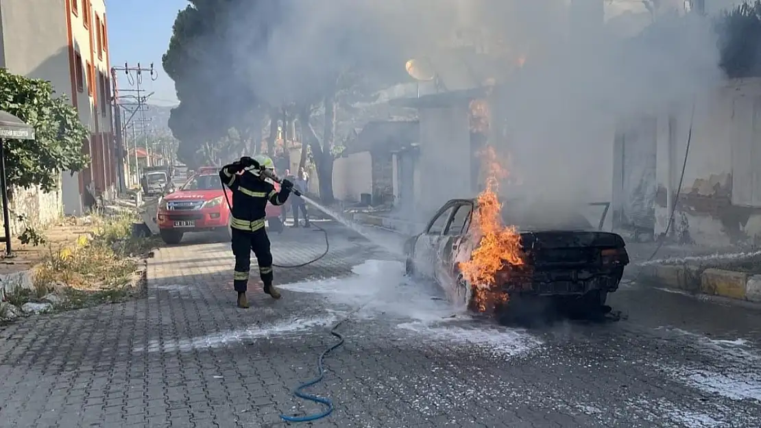 Milas'ta seyir halindeki otomobil alev aldı