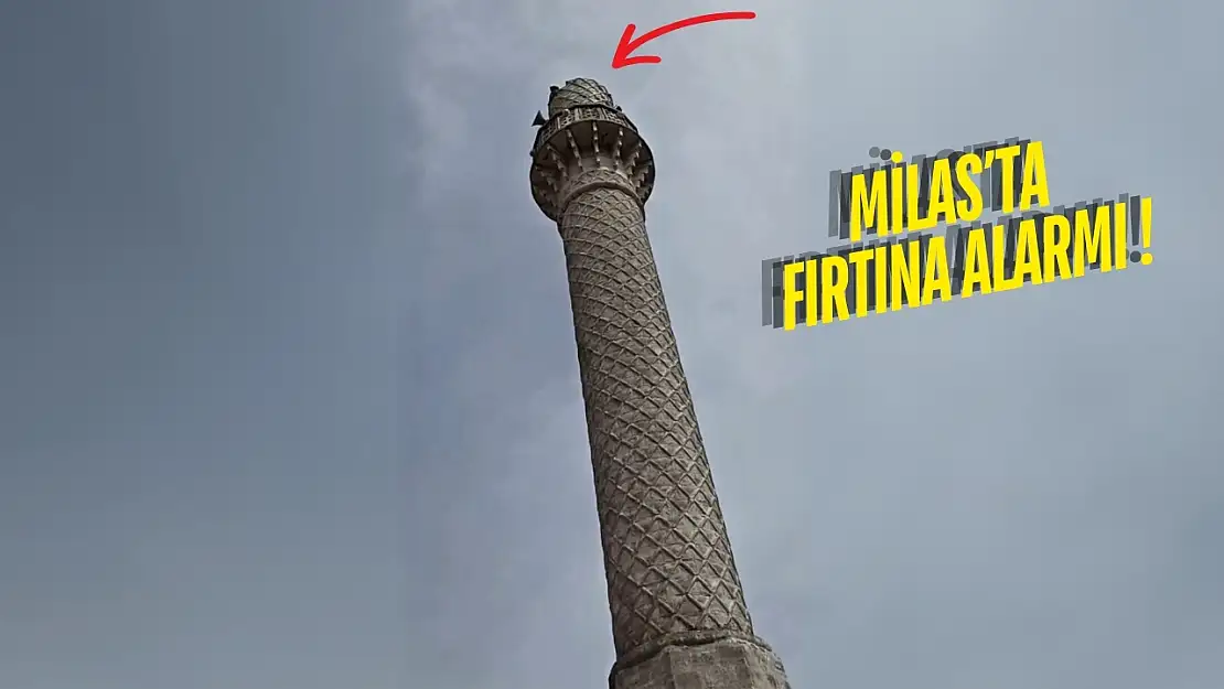 Milas'ta şiddetli rüzgar minareyi yıktı