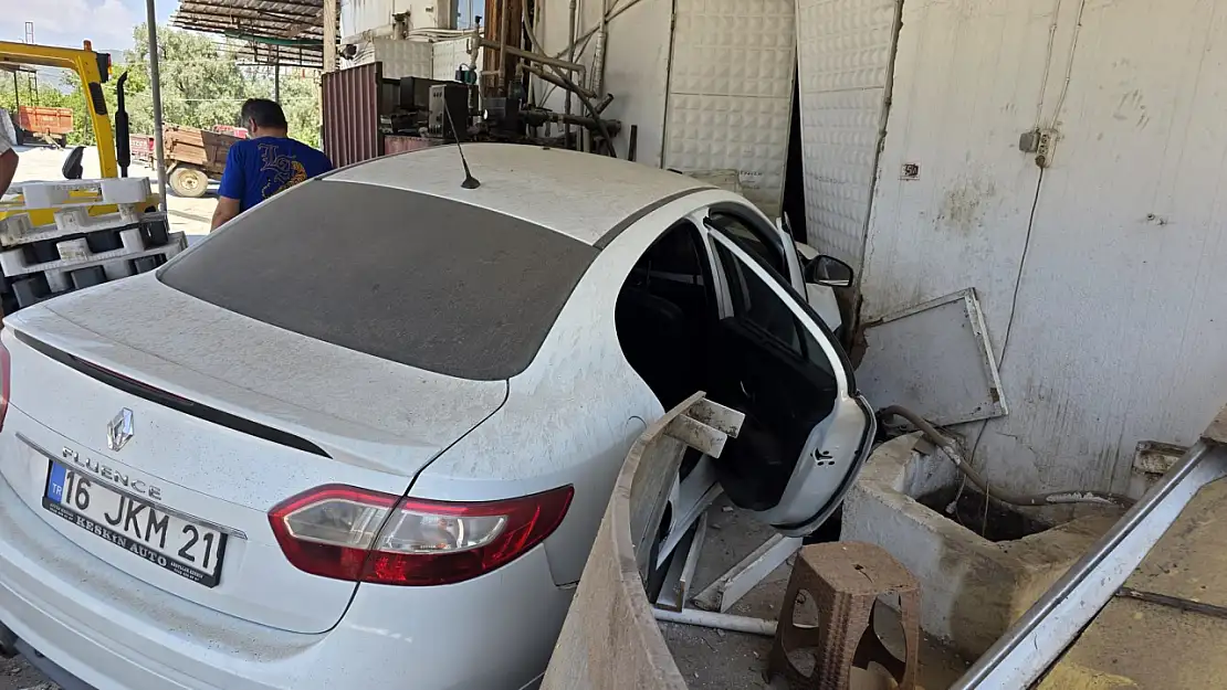 Milas'ta Sollama Faciası: Otomobil Şarampolden Uçup Fabrikaya Çarptı: 3 Yaralı