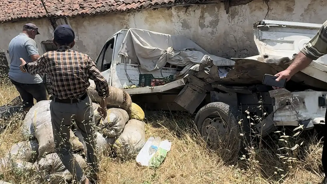 Milas'ta TIR dehşeti: Kamyonete çarpıp şarampole sürükledi