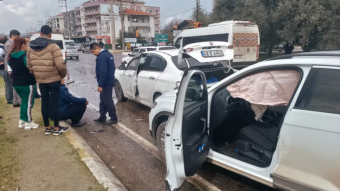 Milas'ta TIR Kırmızı Işıkta Bekleyen Araçlara Çarptı: 3 Yaralı!