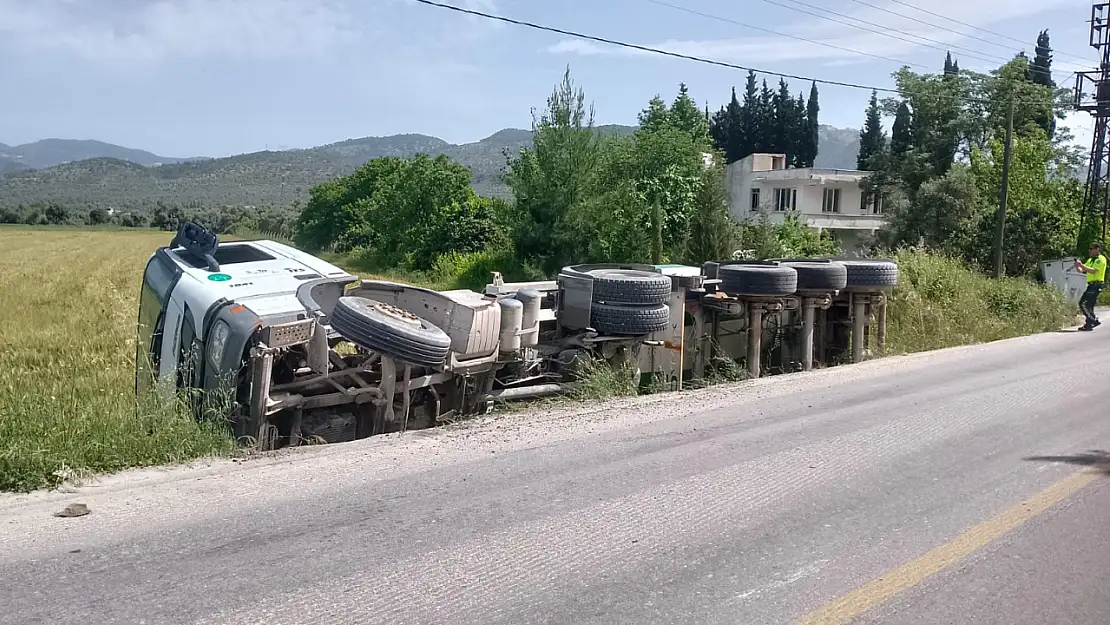 Milas'ta tır virajı alamayıp şarampole devrildi