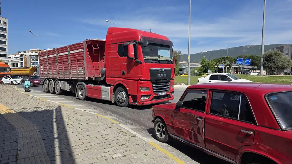 Milas'ta tırın çarptığı otomobil 10 metre sürüklendi