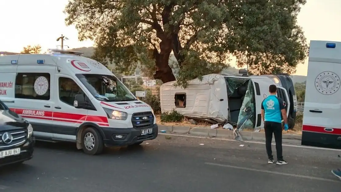 Milas'ta Tur Minibüsü Kaza Yaptı 13 Kişi Yaralandı