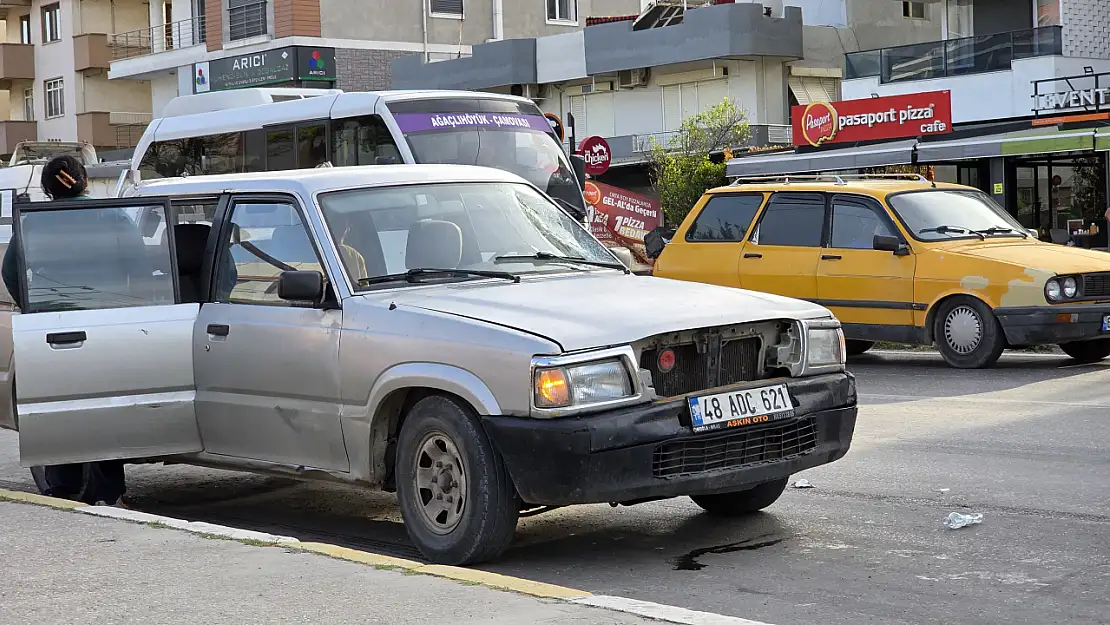 Milas'ta yolun karşısına geçmek isteyen yayaya araç çarptı