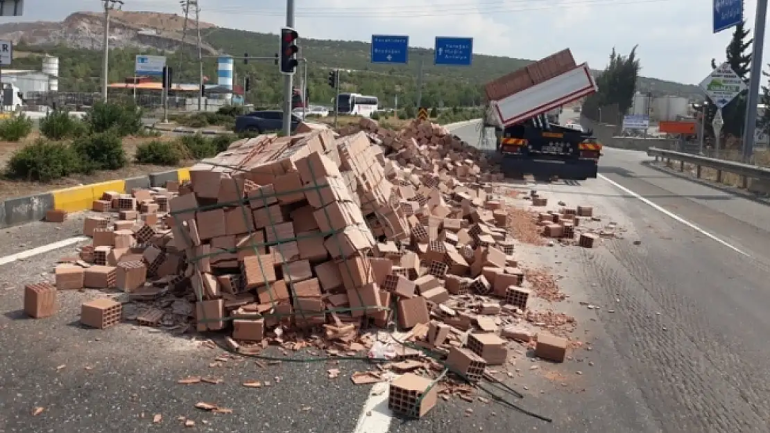 Milas-Yatağan Karayolu’nda Damperi Kalkan Tır Korku Saçtı