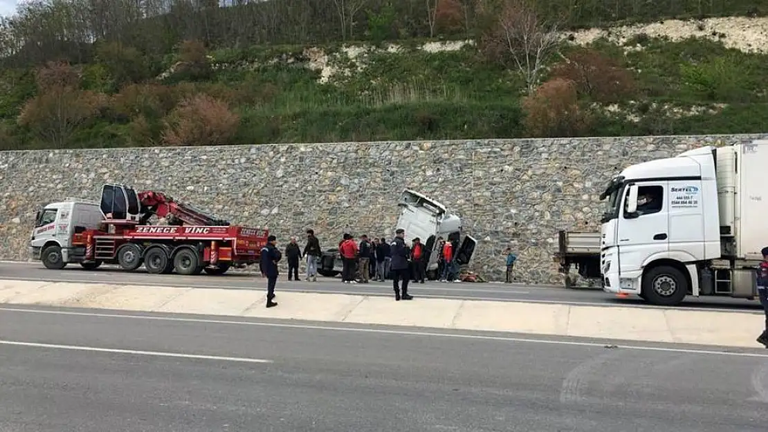 Milas-Yatağan Yolunda TIR Kazası: Sürücü İtfaiye Tarafından Kurtarıldı