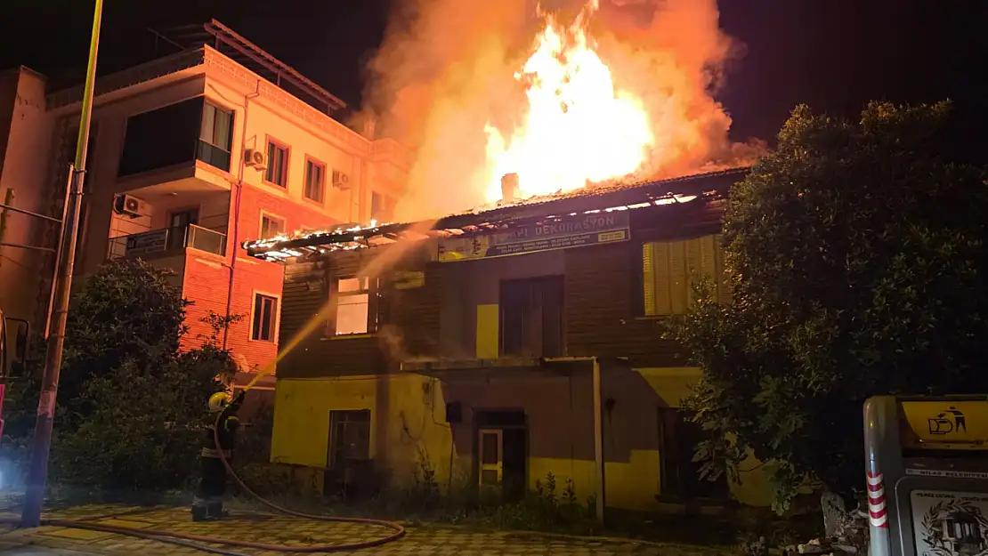 Milas Zafer Caddesi'nde geceyi aydınlatan yangın korkuttu