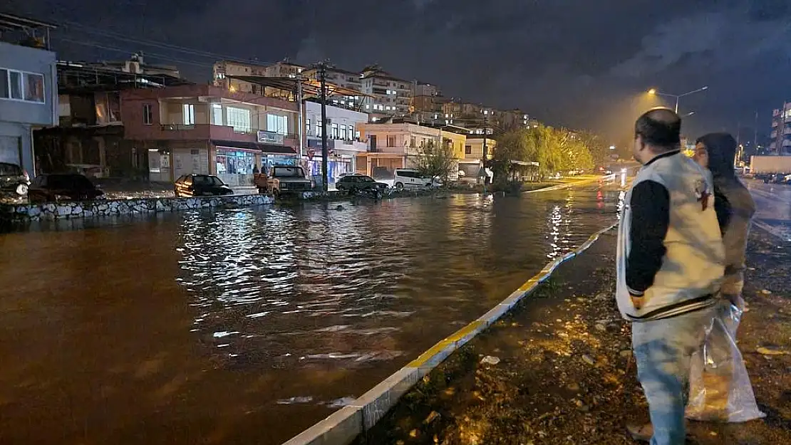 Milas’ı Sağanak Vurdu, Yollar Göle Döndü Ceviz Büyüklüğündeki Dolu Araçları Parçaladı