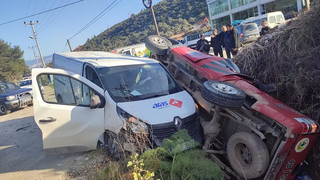 Milas’ın Beçin Mahallesi’nde Kargo Aracı ile Orman Aracı Çarpıştı, 2 Kişi Yaralandı