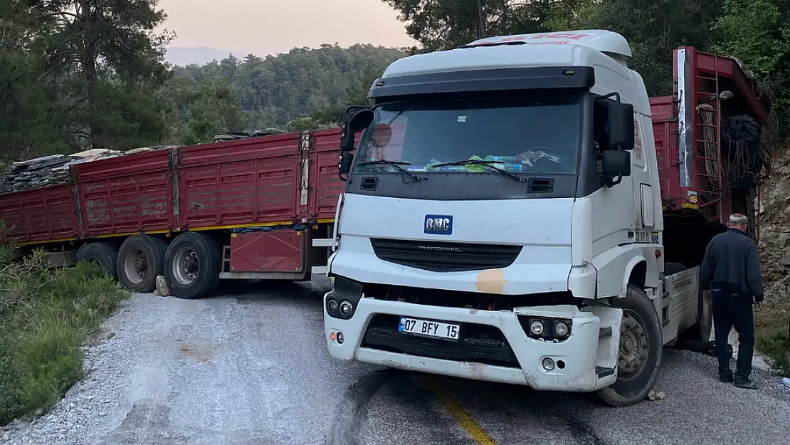 Milas’ın Kıyıkışlacık Mahallesi’nde Kaza Yapan Taş Yüklü Bir Tır yolu Kapattı